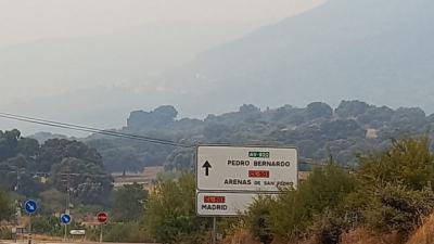 El humo del incendio de Navalacruz ya inunda todo el Valle del Tiétar