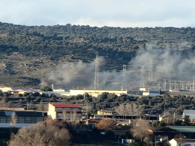 Bomberos de varias localidades trabajan para extinguir un incendio en Pepino