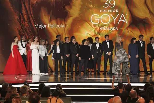 El equipo de las películas 'El 47' y 'La infiltrada' tras ganar el Goya ex aequo a Mejor película 