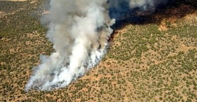 Más de 100 personas y 13 medios aéreos trabajan en la extinción de un incendio en Barchín del Hoyo