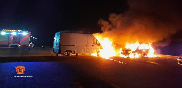 Dos coches quedan completamente calcinados en un incendio en plena carretera