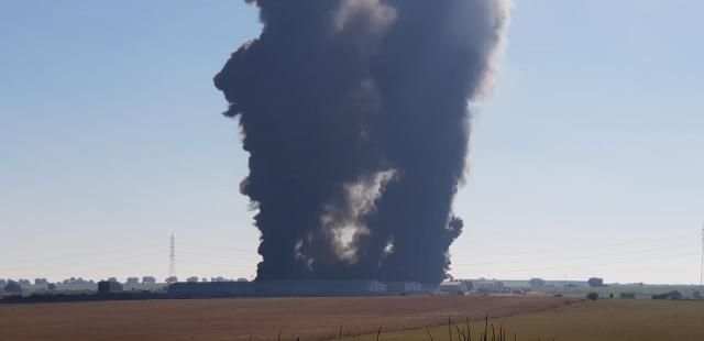 Espectacular incendio en una granja de cerdos en construcción en Lucillos