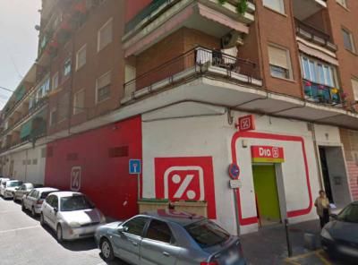 Desalojados los vecinos de un bloque de viviendas de Talavera tras el incendio en un supermercado