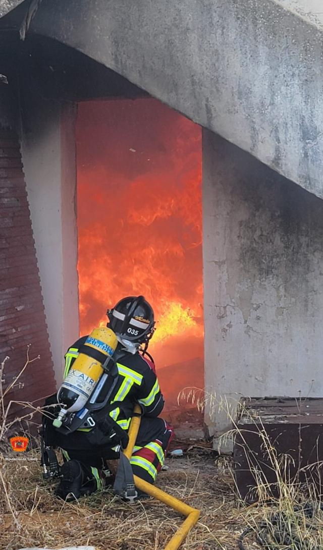 Un incendio calcina varias naves abandonadas en Talavera