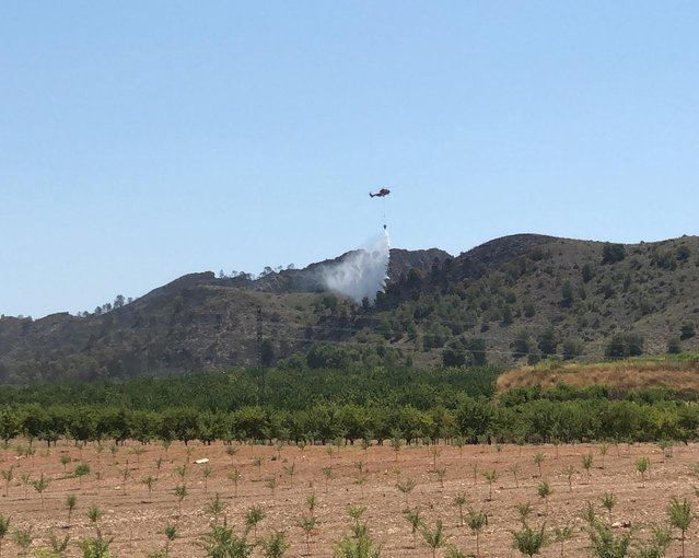 Labores de refresco en el incendio de Agramón. - EUROPA PRESS