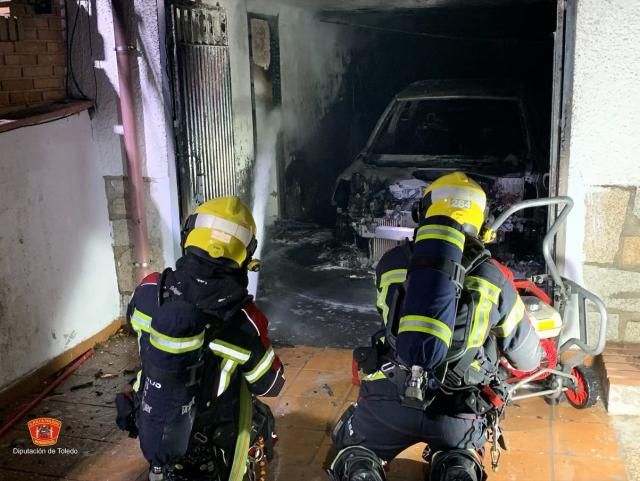 El incendio de un garaje sorprende a sus dueños mientras dormían