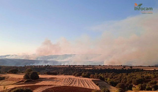 El fuego en Valdepeñas de la Sierra evoluciona de forma muy favorable