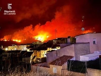 Ximo Puig agradece a García-Page la labor de los medios de extinción de CLM en el fuego de Castellón