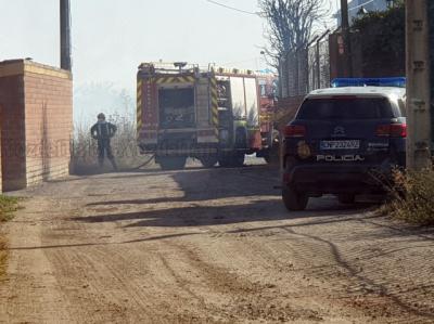 Medios aéreos y terrestres trabajan en un incendio declarado en Talavera