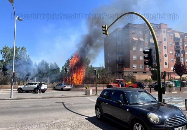 Las impactantes imágenes de un aparatoso incendio en Talavera