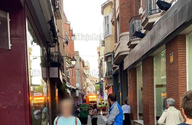 Fuego en un edificio de una calle céntrica de Talavera