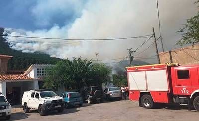 Un total de 34 medios y 149 personas trabajan en la extinción del fuego de Yeste