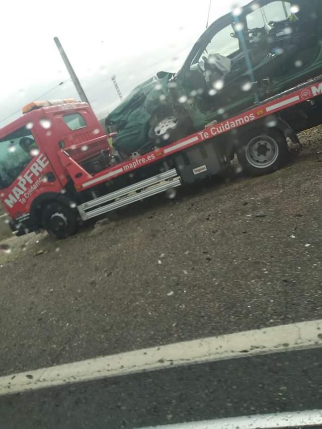 Choque entre un coche y un camión en la N-Va en Talavera