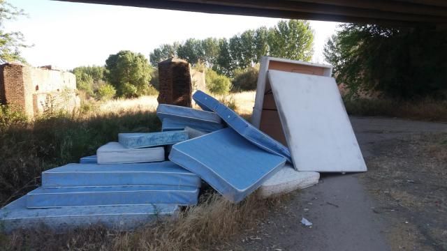 La lucha contra la falta de civismo: aparecen más de 10 colchones debajo del puente del Alberche