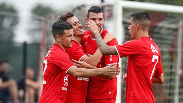 Javi es felicitado tras el último gol del equipo en pretemporada.