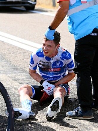 Jay Vine abandona La Vuelta tras sufrir una caída en la etapa 18