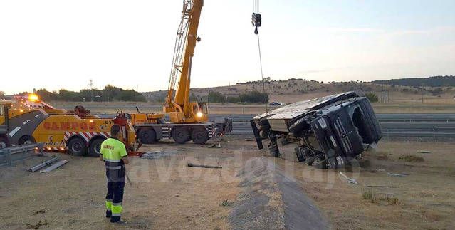 Brutal accidente del camión de caballos de Joao Moura en la A-5