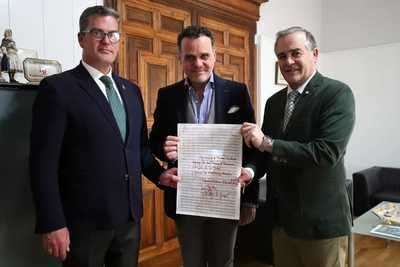 El famoso compositor José Zárate renueva la entrega del manuscrito original del emblemático ‘Canto a Castilla-La Mancha’