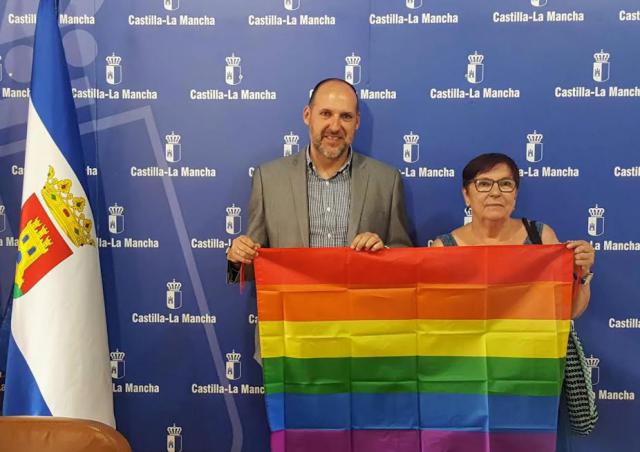 La Delegación de la Junta en Talavera coloca la bandera del orgullo LGTBI