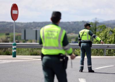 Investigan al conductor de una furgoneta por provocar un accidente entre dos motoristas