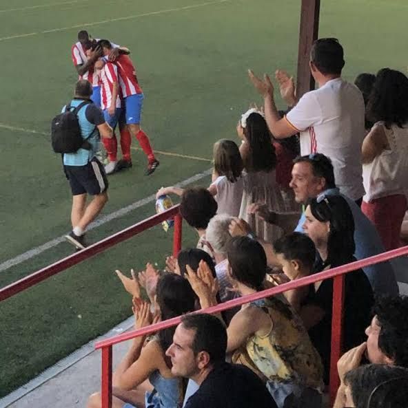 Los jugadores del Pedroñeras celebran uno de los tres goles marcados al Illescas.