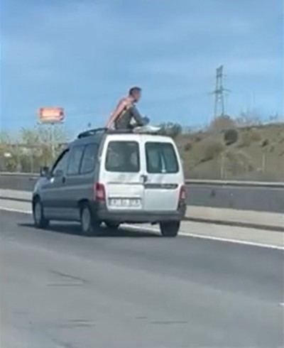 No te lo vas a creer, haciendo surf sobre una furgoneta en la A5