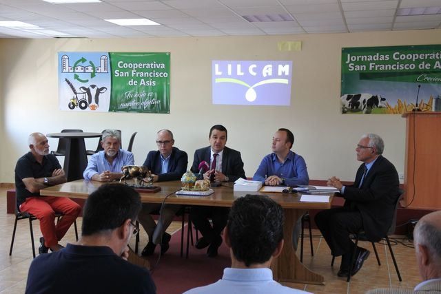 El consejero de Agricultura se reúne con la Cooperativa San Francisco de Asís de Talavera la Nueva