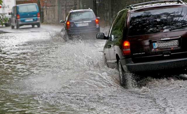 Rescatan a una mujer atrapada en su coche por la lluvia