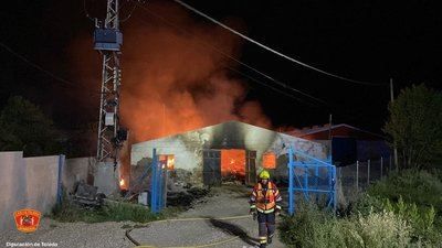 Un incendio calcina una nave de palets en un pueblo de Toledo