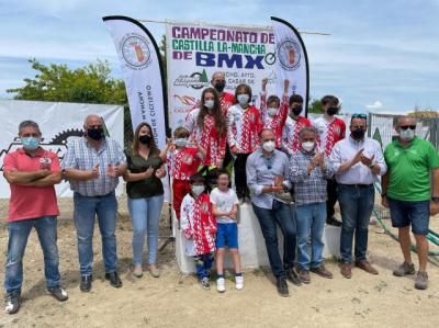 Seis maillots de campeones regionales para el club Los Pinos