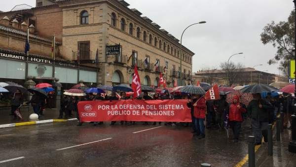 Cientos de personas marchan en Toledo por unas pensiones dignas