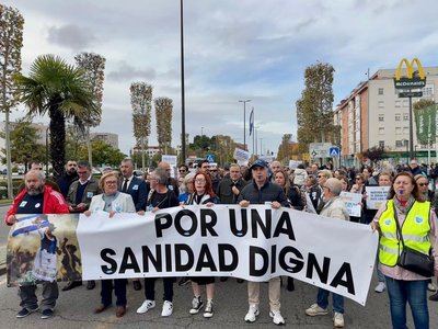 Cientos de personas se manifiestan en defensa de la Sanidad Pública