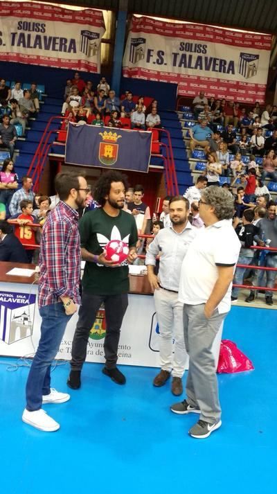 El futbolista del Real Madrid Marcelo visita el 1 de Mayo