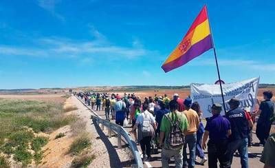 Unas 500 personas marchan a pie a Villar de Cañas en contra de la instalación del silo