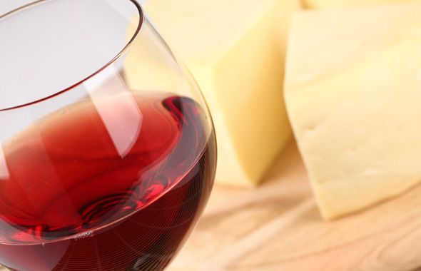 'Peligro' para las exportaciones de CLM a EEUU: Trump impondrá aranceles al vino, aceite y queso español