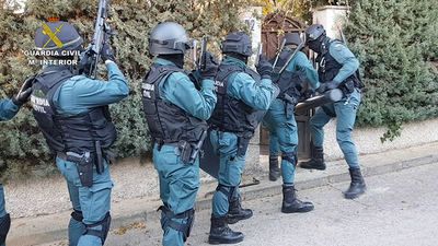 La Guardia Civil desmantela tres plantaciones de marihuana y detiene a siete personas