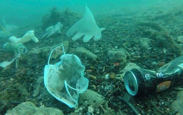 Mascarilla, guantes y basura en el mar | Foto: La Verdad