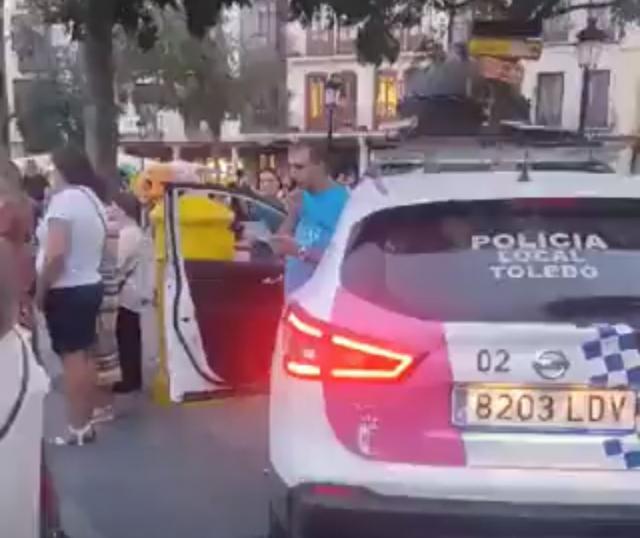 Utilizan el megáfono de un coche patrulla para difundir un mensaje antiabortista