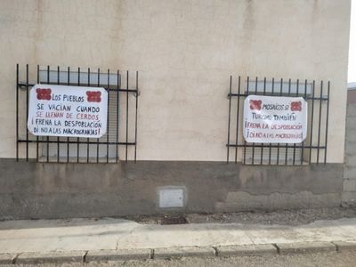 Pancartas contra la despoblación y las macrogranjas