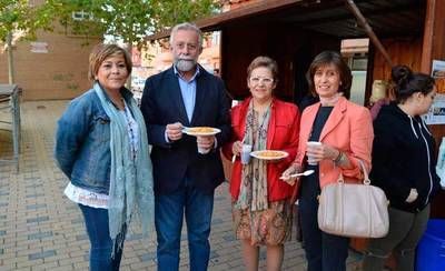 Jaime Ramos participa en las migas solidarias de 'La Milagrosa'