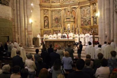 RELIGIÓN | El Vaticano permitirá celebrar 4 misas diarias en Navidad para evitar aglomeraciones