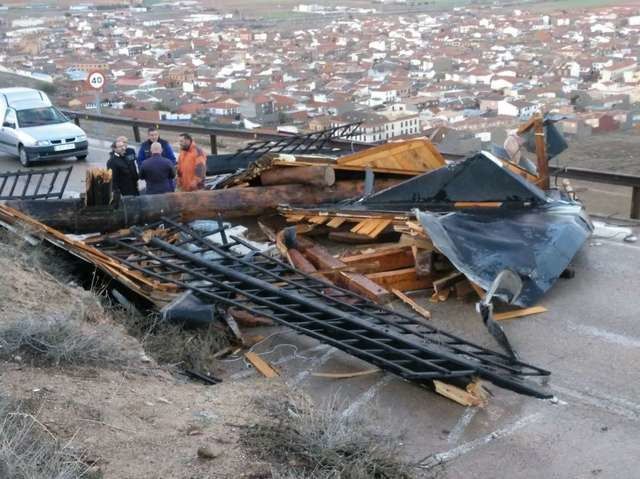 El viento daña diez molinos de Consuegra