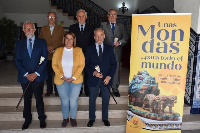 La alcaldesa de Talavera entrega el bastón de Mondas a anteriores
alcaldes de la ciudad