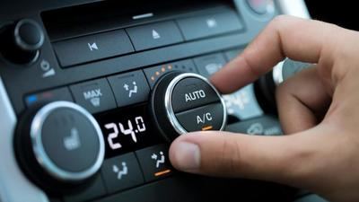 Ola de calor, verano y aire acondicionado en el coche