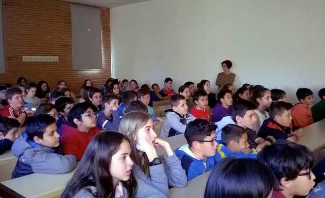 Escolares de Talavera participan en la UCLM en una jornada sobre el TEA