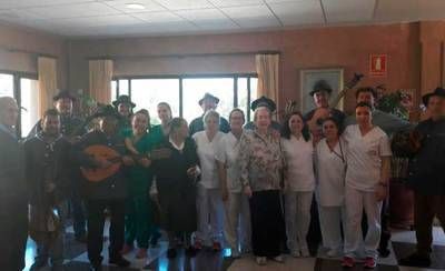 CÁRNICAS OTERO hace bailar a la Residencia Geriátrica ‘El Encinar’