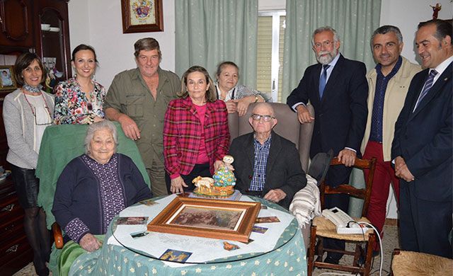 Saturnino Gómez, primer ganador del Premio Ciudad de Talavera, recibe el bastón de Mondas