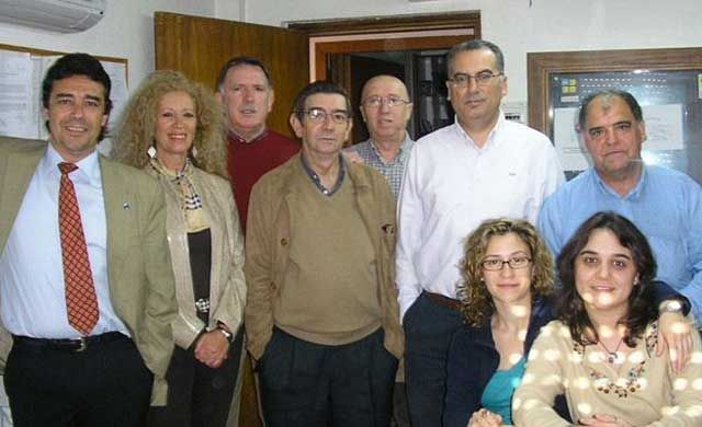 Felipe Martín, en el centro de la imagen con jersey marrón.