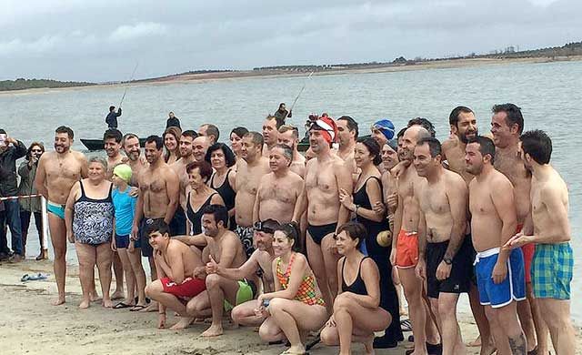 Una treintena de bañistas desafían temperaturas bajo cero en Villafranca