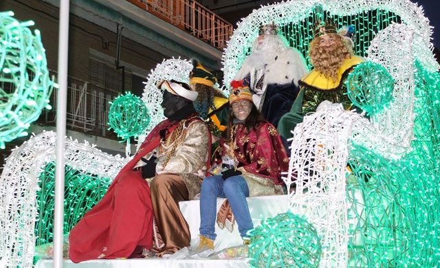 Los Reyes Magos dejan regalos en Torrijos tras llegar en coches clásicos